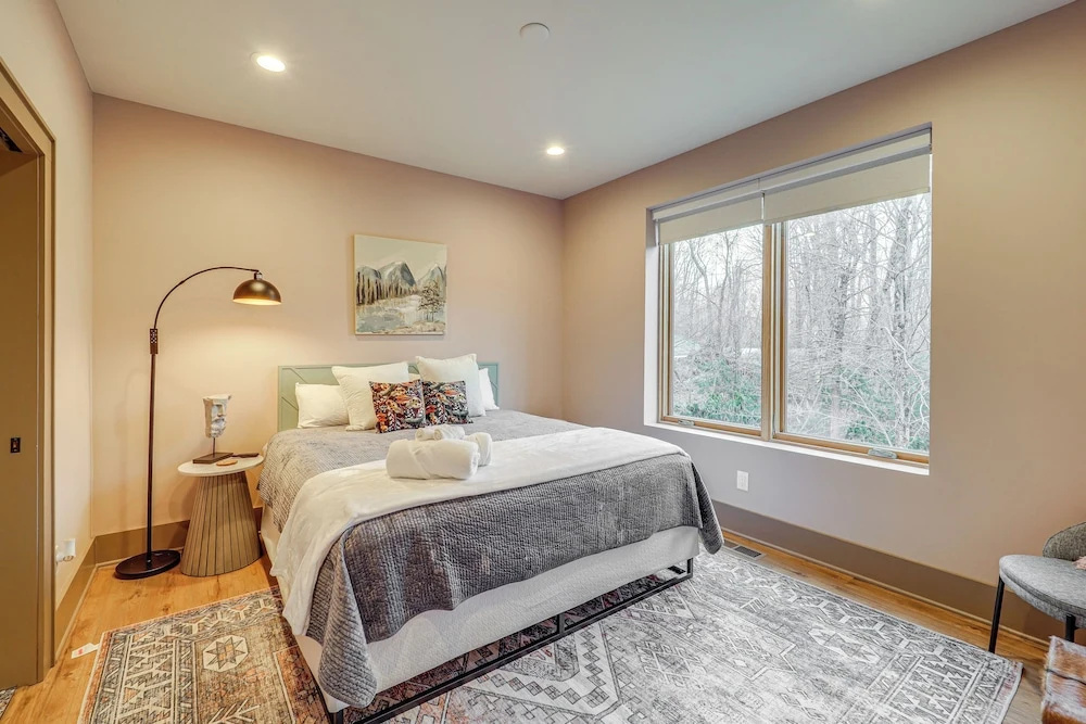 Group Getaway! 8,000-sq-ft Gem, Arcade + Theater