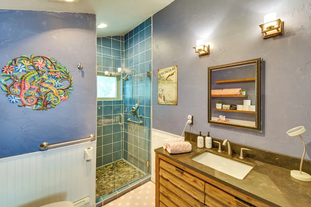 Remodeled Lake Cabin, Stunning Mtn View, New Patio