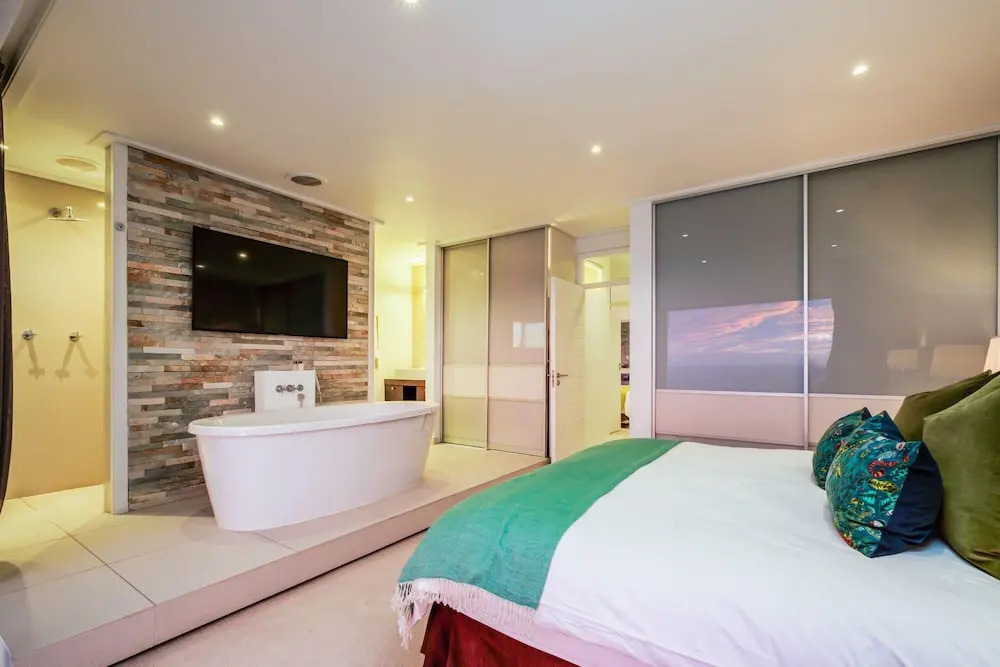 Stylish Holiday Apartment w Private Pool 180 Views Malibu
