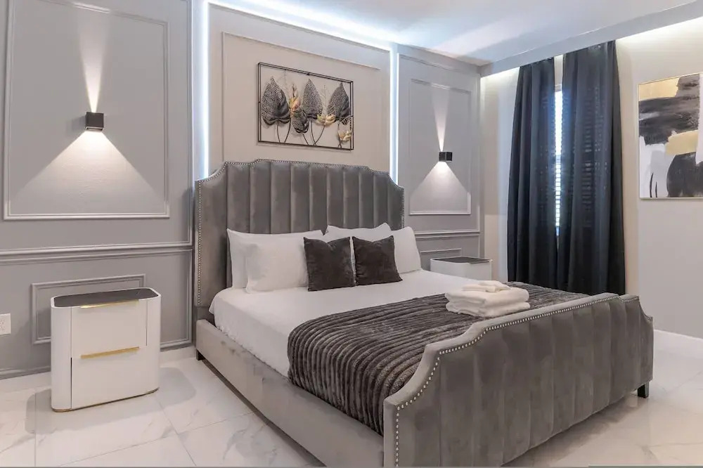 Sophisticated 9 Bedroom Close to Disney