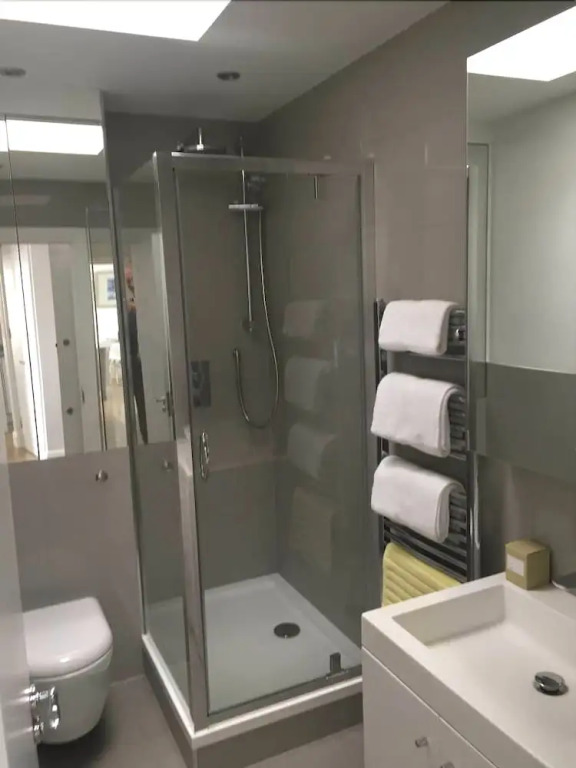 Bright 2 Bedroom Apartment Chelsea