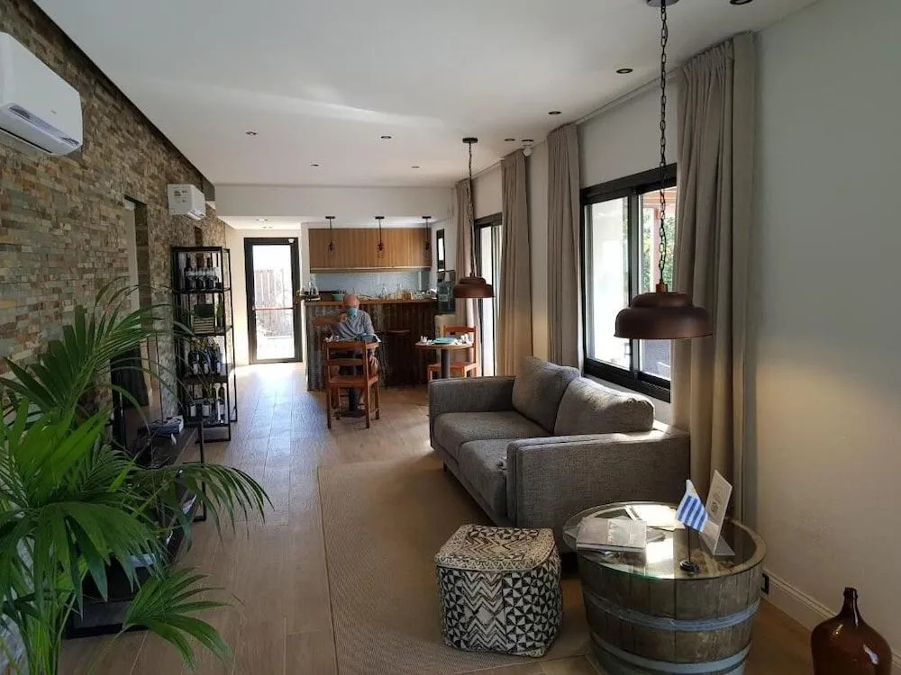 Pizzorno Lodge & Wine
