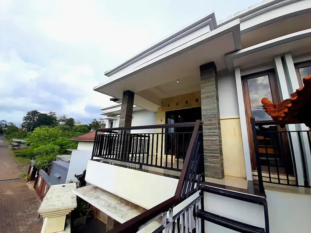 Safe House Bed and Breakfast - Hostel - Adults Ony