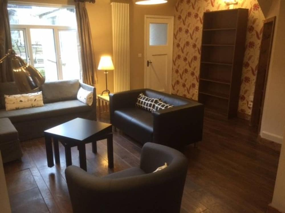 3 Bedroom House With Free Parking