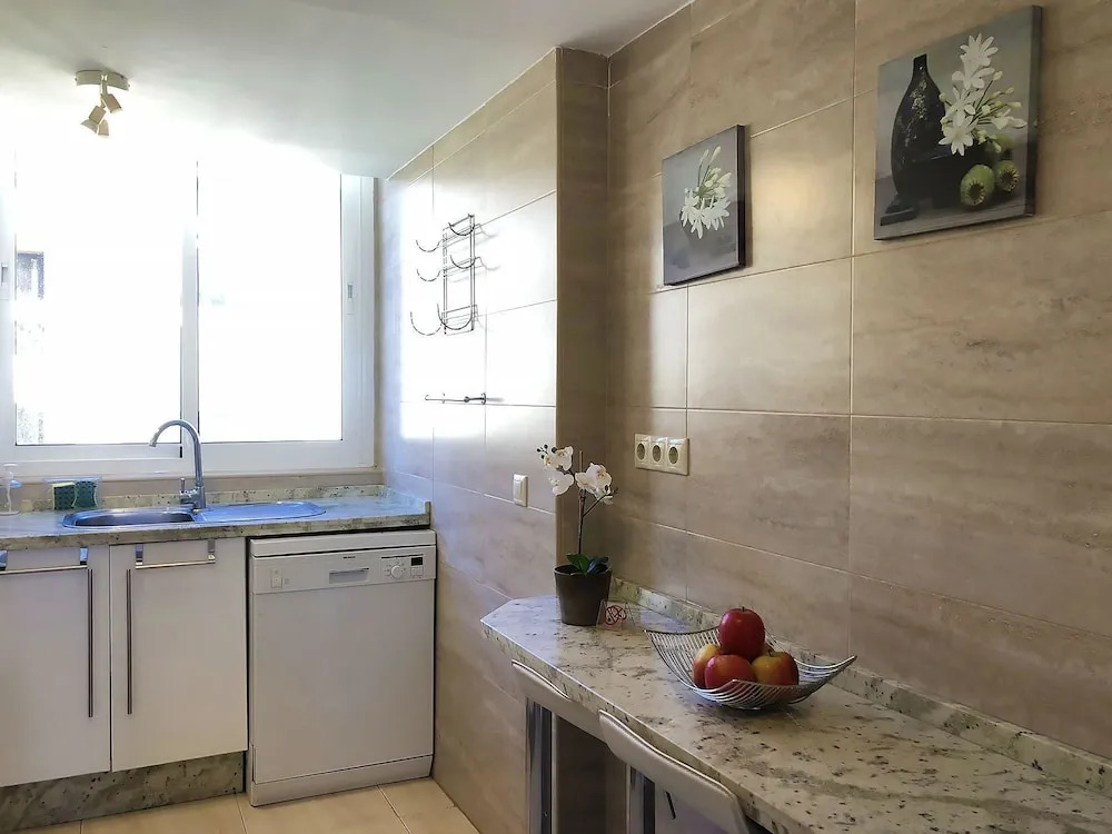 Doña Lola Patricia - Spacious 3 bedroom top floor apartment with uninterrupted sea views. Only a few meters to Calahonda beach