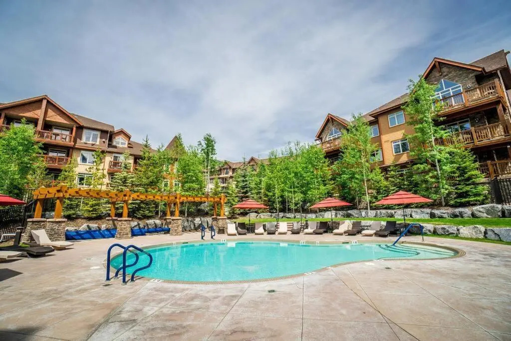 Spacious 3BR 2BA Penthouse with Mountain Views