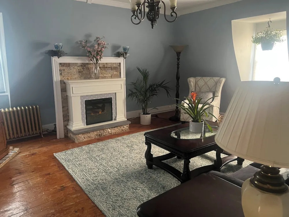 2Br Private Victorian Apartment in City Location on Half Acre Sleeps 5
