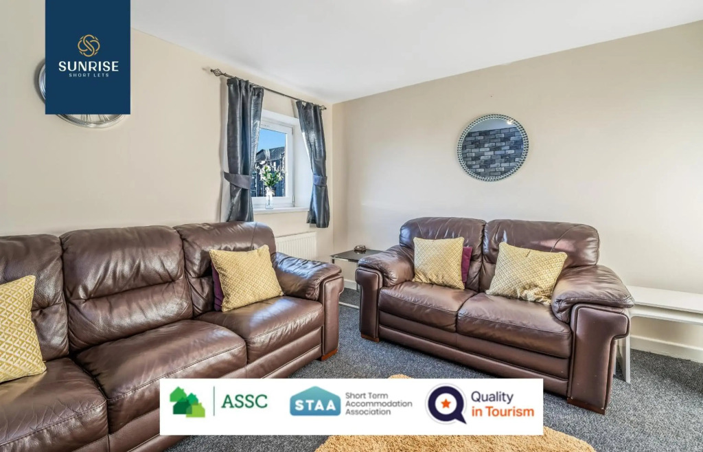 THE LAW, Great Contractor Accommodation, 4 Rooms with TVs, Central, Free Parking, WiFi, Self-catering for Families, Tourists, Relocation, Groups, Long Stays Welcome