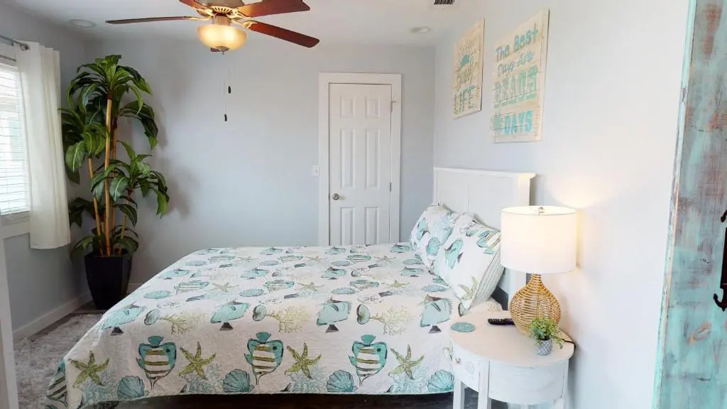 AH-F223 New 2nd Floor Condo, Close to PoolHot Tub, Near Marina & Ferry