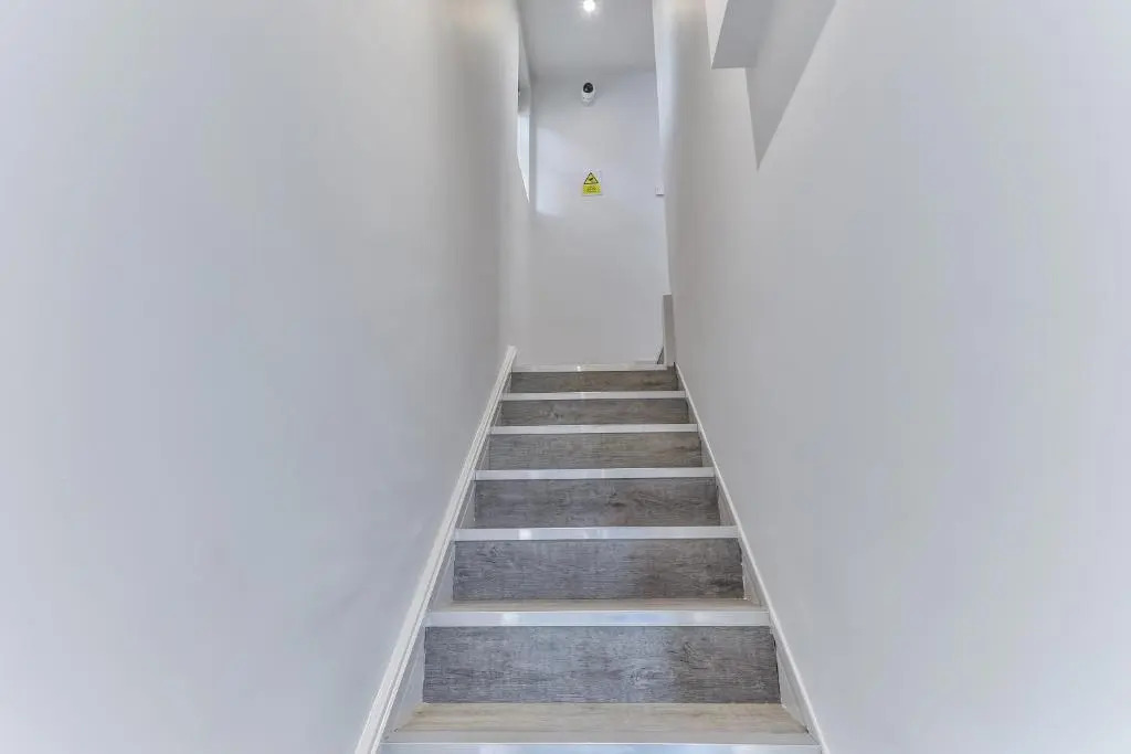 Newly Renovated 3 Bed Apartment with Parking