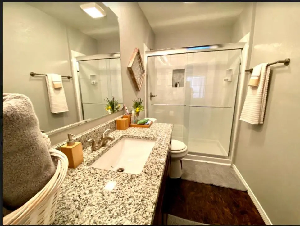 Private Bedroom Suite - Communal House near Integris
