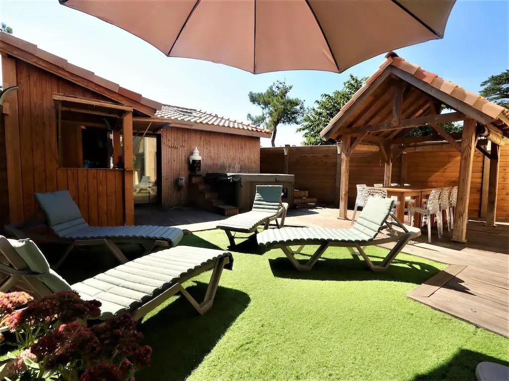 Inviting villa with hot tub in Lacanau 100m from the beach