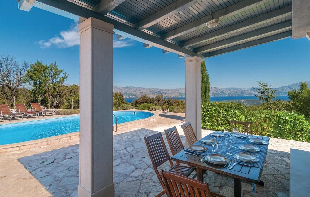 Amazing Home in Praznica With 4 Bedrooms, Wifi and Outdoor Swimming Pool