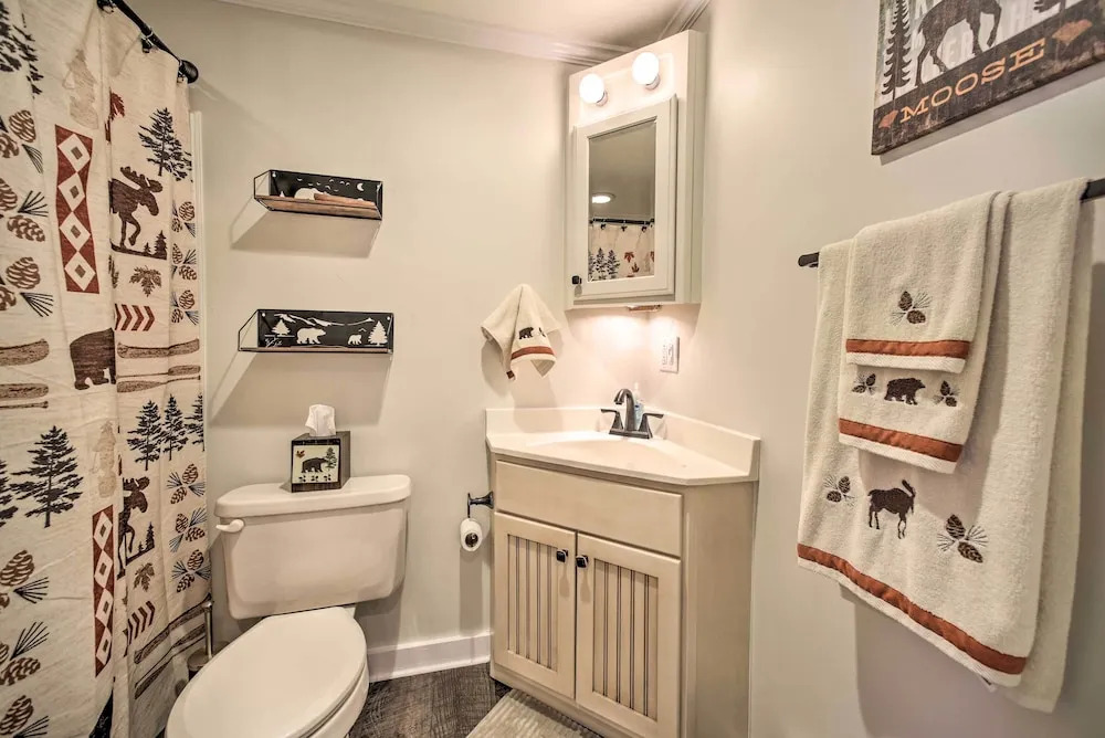 1 Block to Downtown: Cozy Condo by Mirror Lake