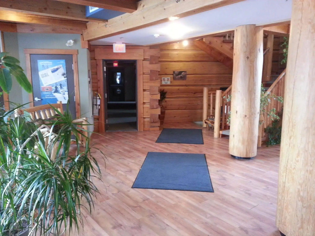 Basecamp Lodge Golden