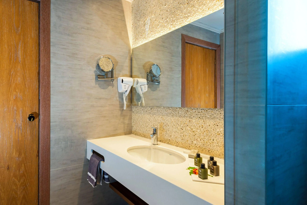 Solimar Aquamarine Resort