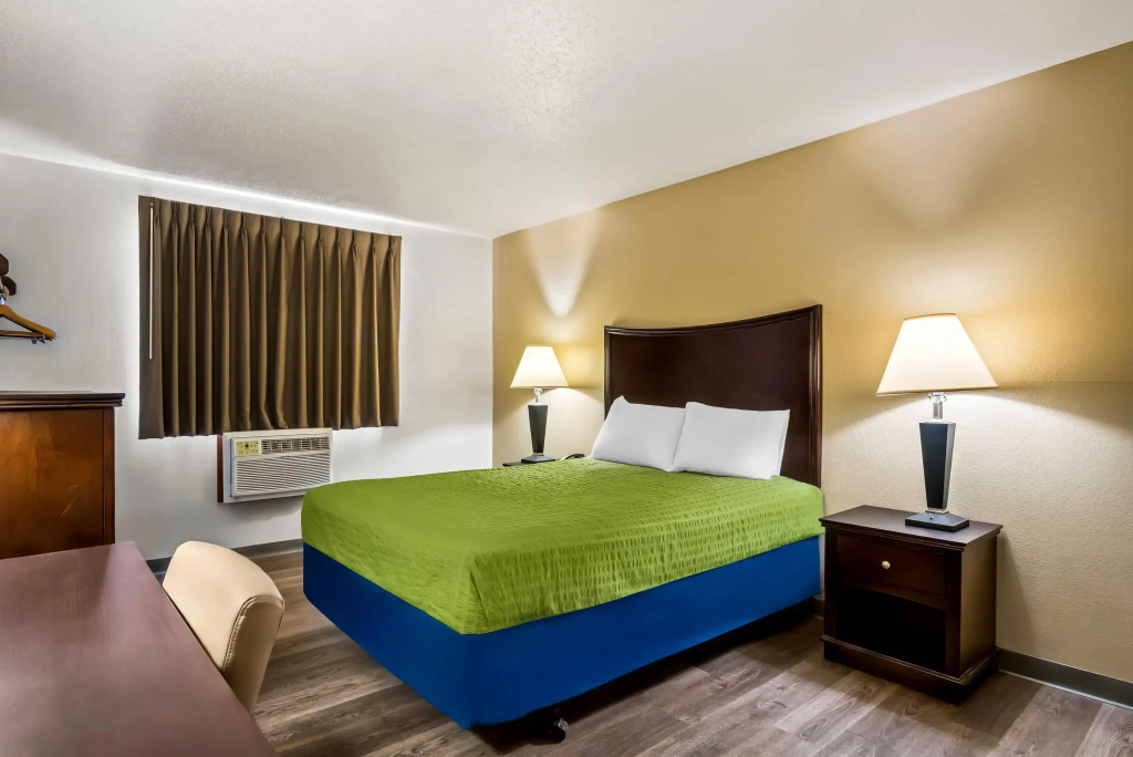 Econo Lodge Inn & Suites Auburn