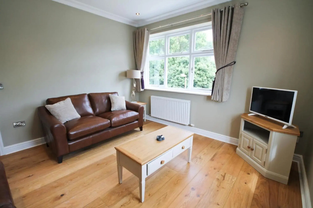 Llys y Dderwen - Oak Court