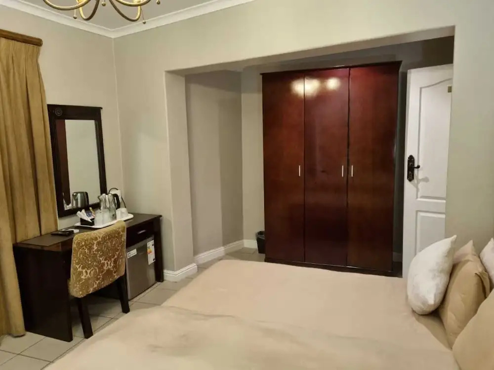 Savoy Lodge - Nice Budget Triple Room 2