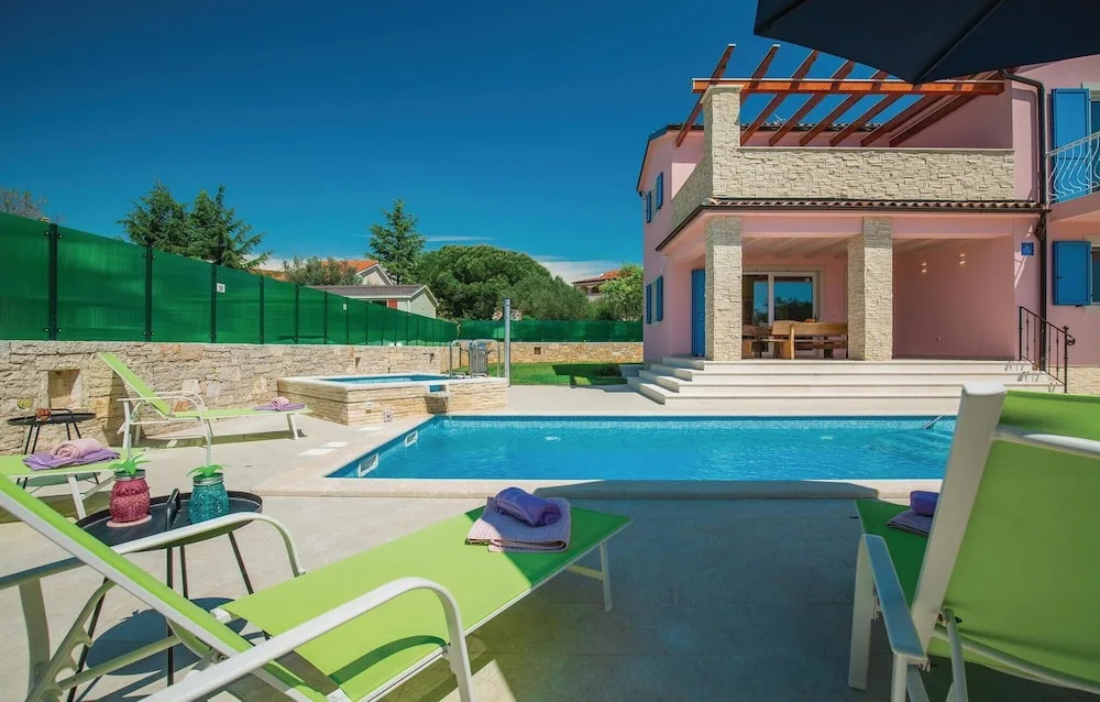 Nice Home in Vodnjan with Hot Tub, WiFi & 4 Bedrooms