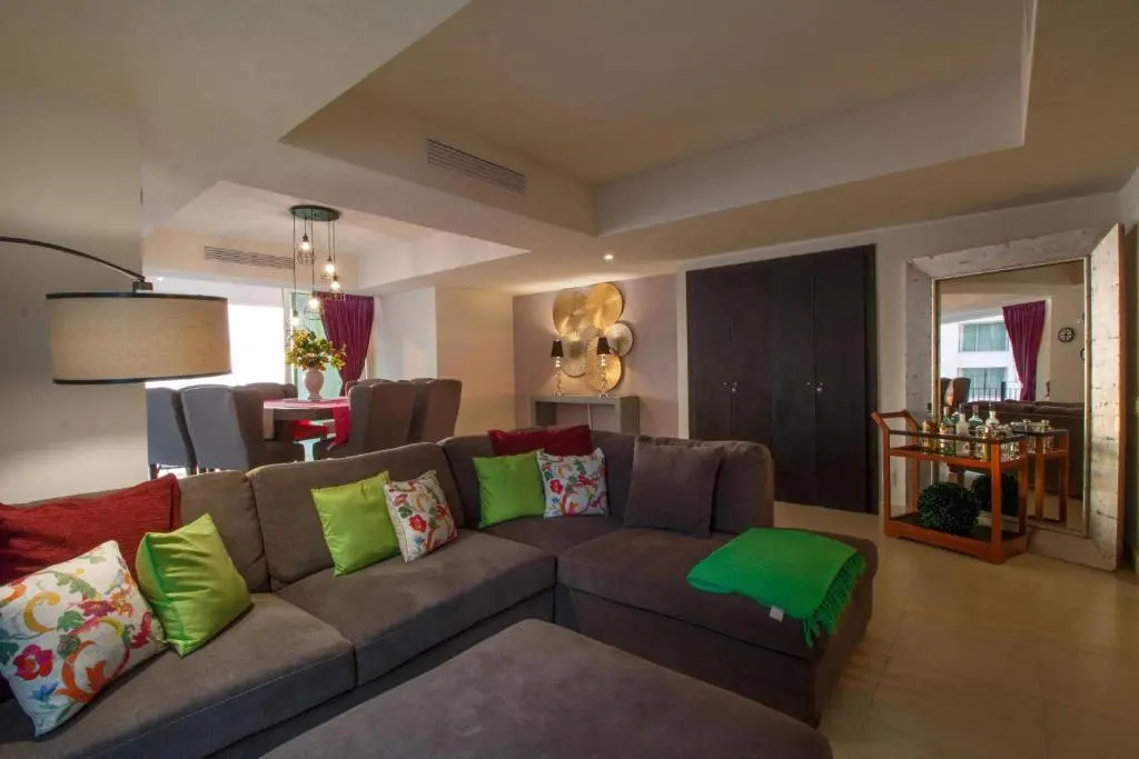 910-3000 Grand Venetian P.V.