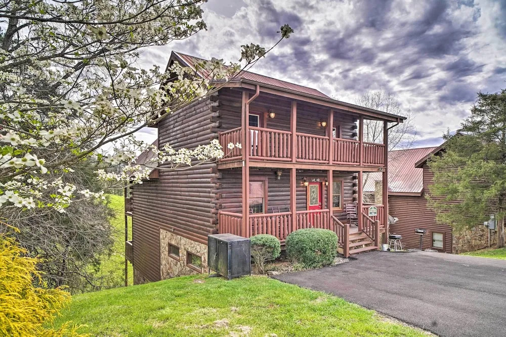 Mountain Pool Lodge Sevierville Cabin w/ Hot Tub