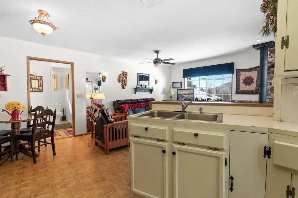 Cozy Bear Cottage - Walk to Lake & Village