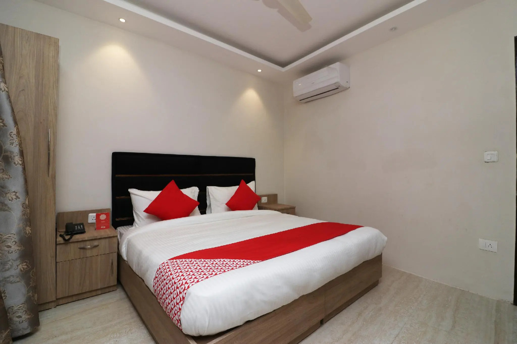 OYO 73329 Rk Hotel