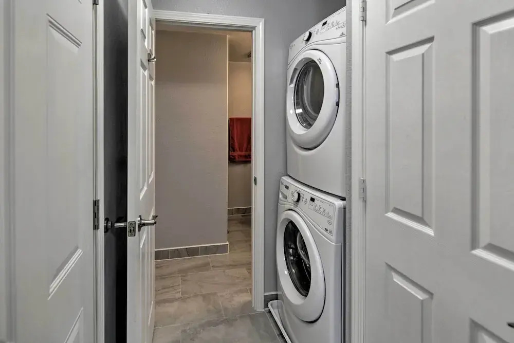 Charming Historic Condo - Walk to Downtown & UW