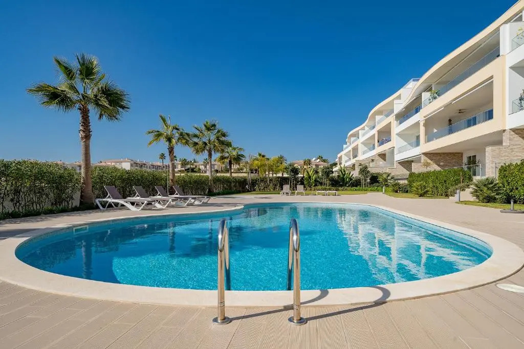 Luxury 2 Bed Apartment, Porto De Mos, 550m from Beach
