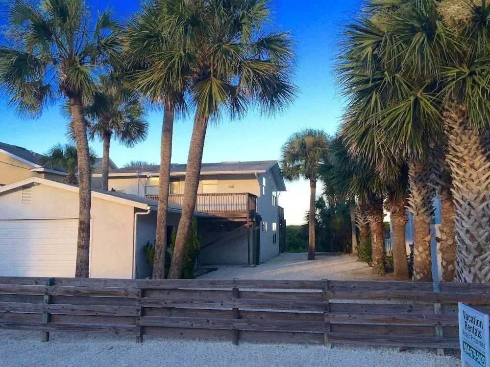 Crescent Palms