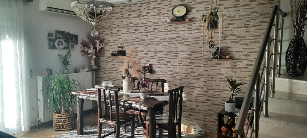 D & J Luxury House
