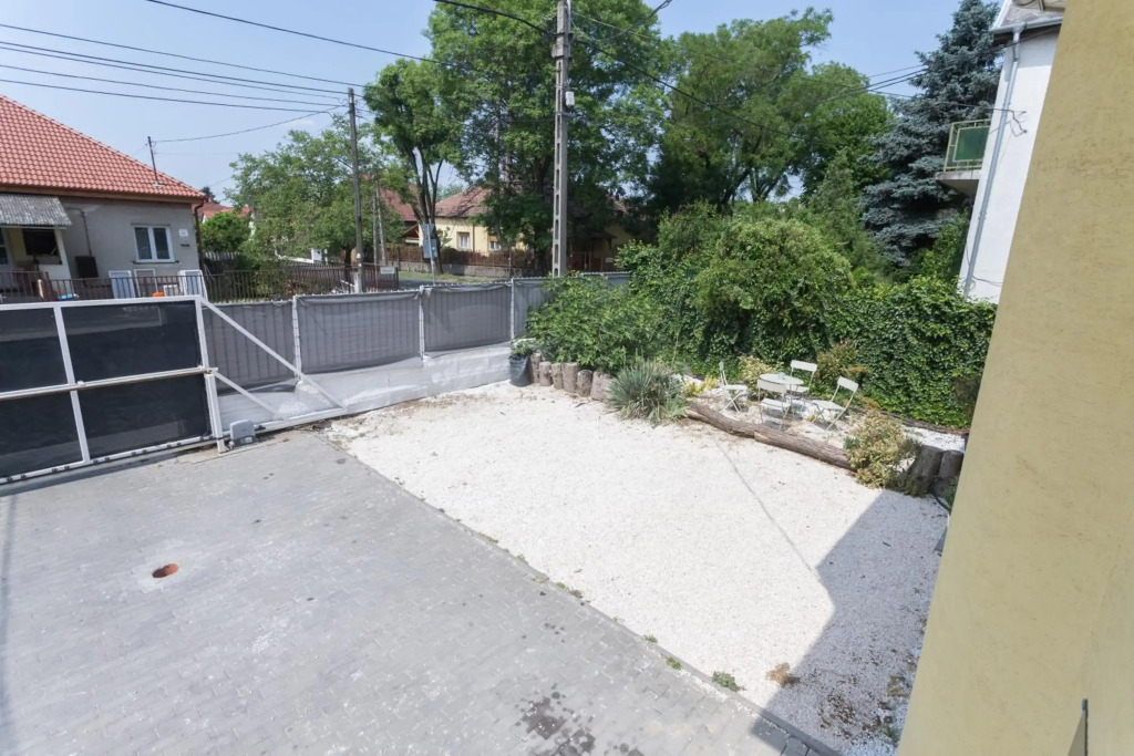 Hi-Bp Garden city Batsanyi Apartment 3 Rooms, Apartment upstairs close the city train