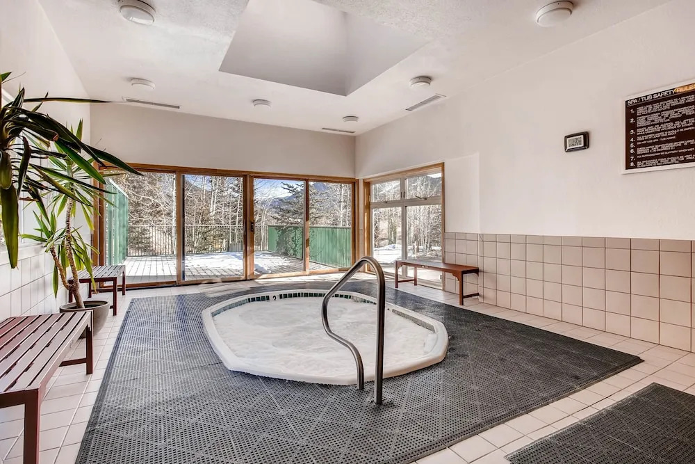 Renovated Studio- Kids Ski Free & On Shuttle Route! Studio Bedroom Condo by RedAwning