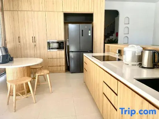 Les Amis Phu Quoc - Grand World whole house 18 pax, near the beach.