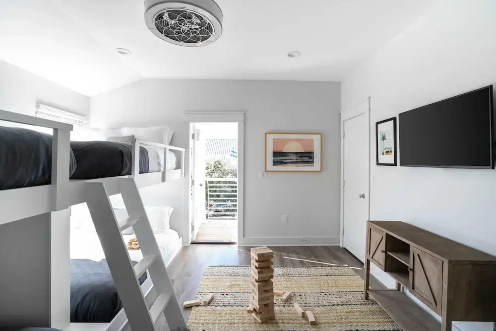 Lyle by Avantstay Chic Beach House w/ Pool & Hot Tub Walking Distance to Ocean