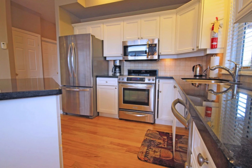 5 Bedrooms, Mountain Views, Steps from Blue Mountain Village, Hot Tub, BBQ