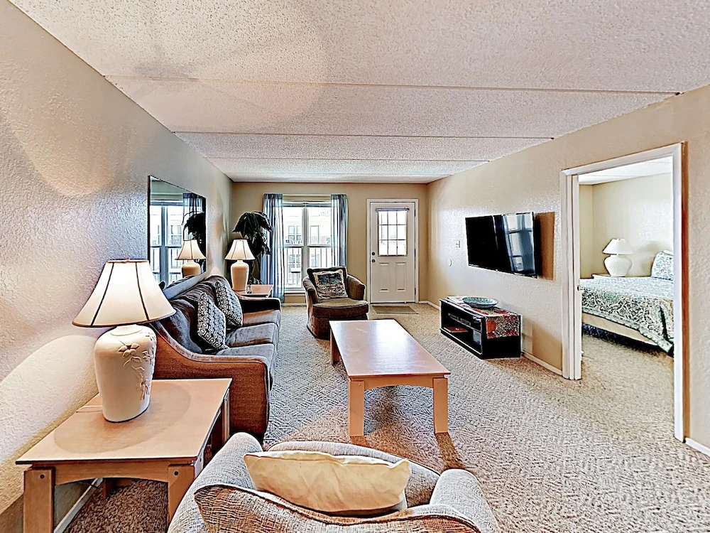 New Listing! Isle Gem: Pools, Spa - 2 Mins to Sand condo