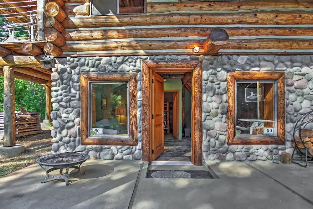 Cozy Easton Cabin w/ Wenatchee Nat'l Forest Views!