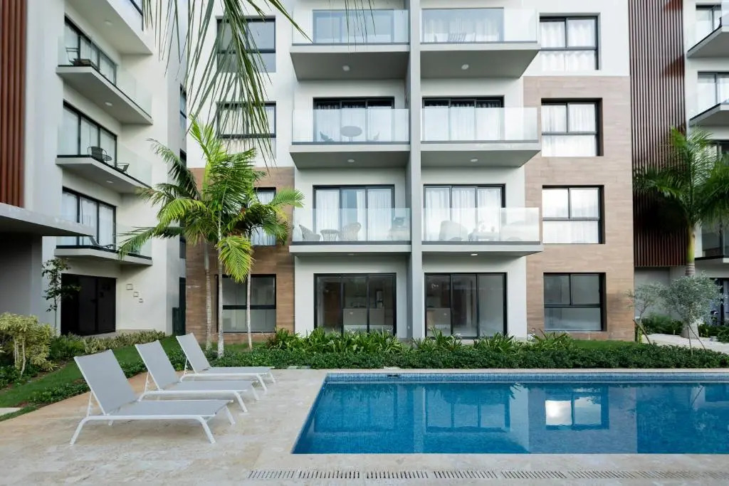1 Bedroom Apt with Pool, 5 Minutes From Beach