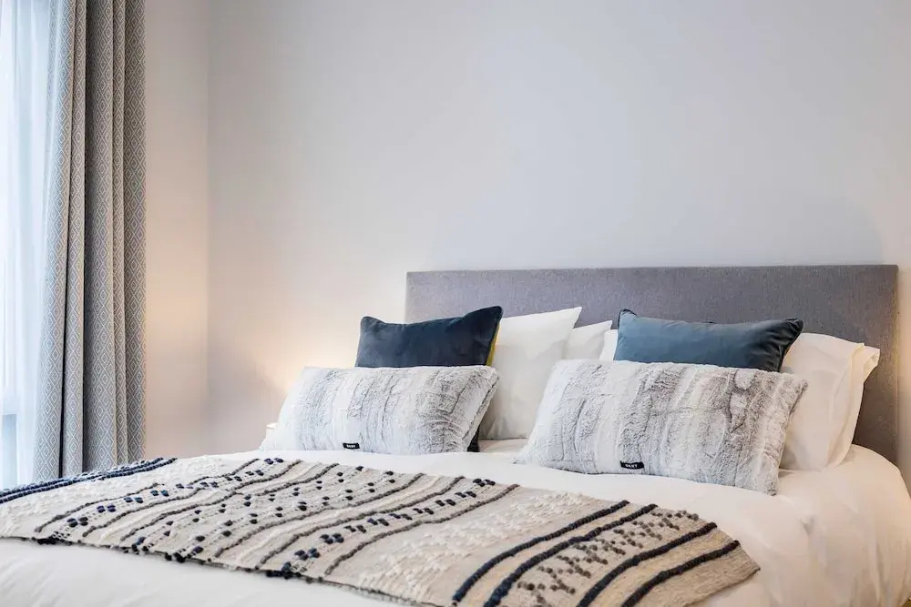 Stylish new Home With Parking - King Beds Garden