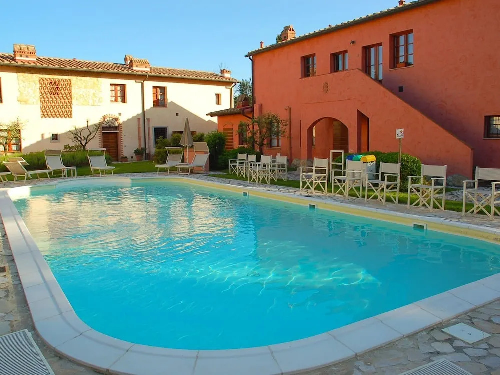 Delightful Holiday Home With Garden, Pool, Heating, Parking