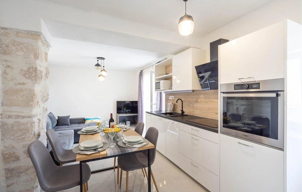 3 Bedroom Cozy Home In Povlja