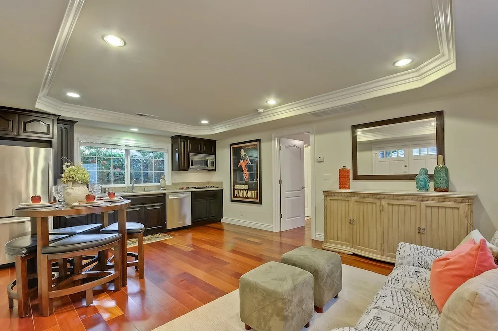 Private Luxury Guest House/ Suite / Executive 1 Bedroom Apts