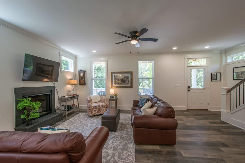 Charming 3BR w Balconies Walk to Flat Rock Playhouse
