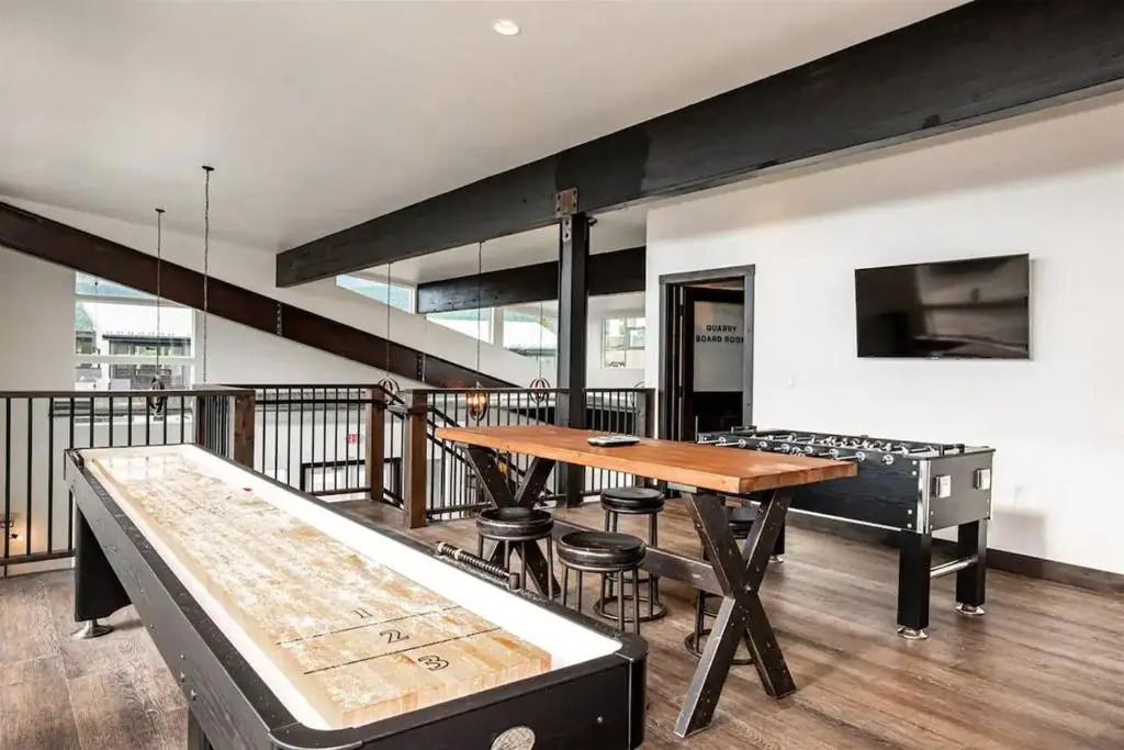 LUX Modern Chalet, Pool & Hot Tub, 10 Mins to the Mountain & Incredible Views