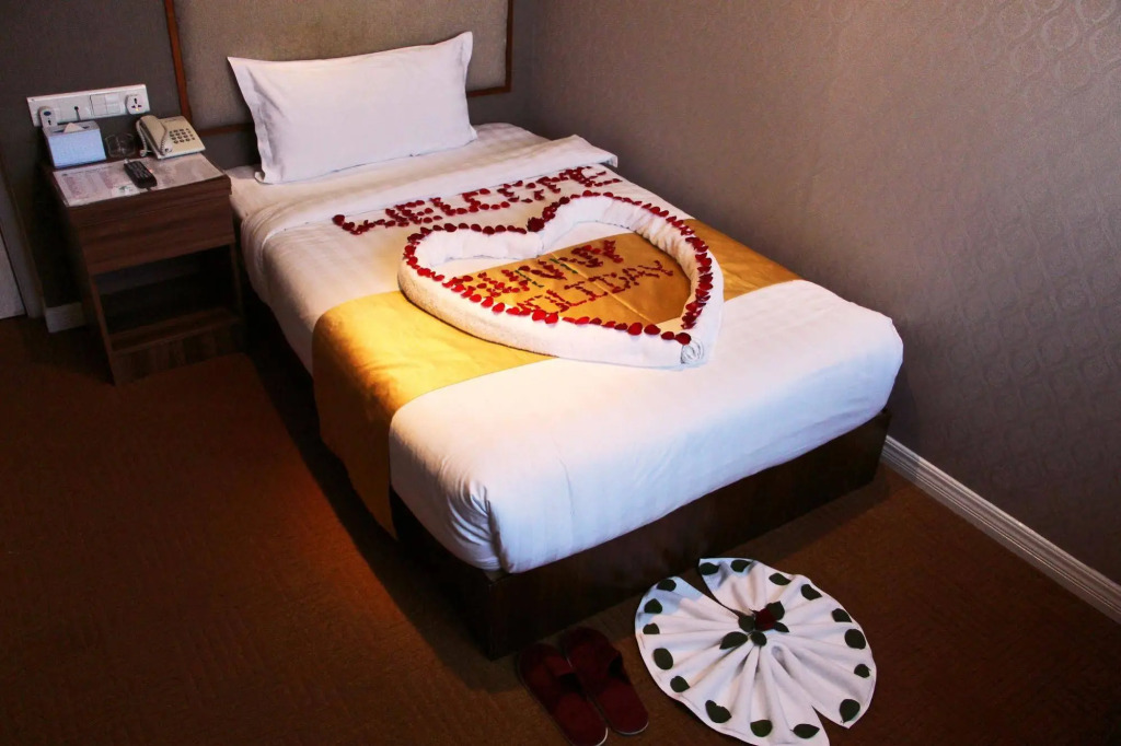 Sunny Holiday Hotel