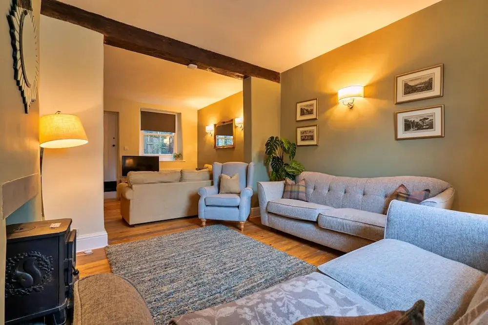 Holiday Home in Heart of Tideswell, No Deposit