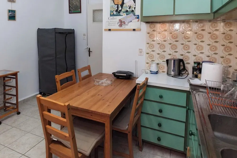 Spacious 2 Bd Pireas Apt w Cozy Balcony