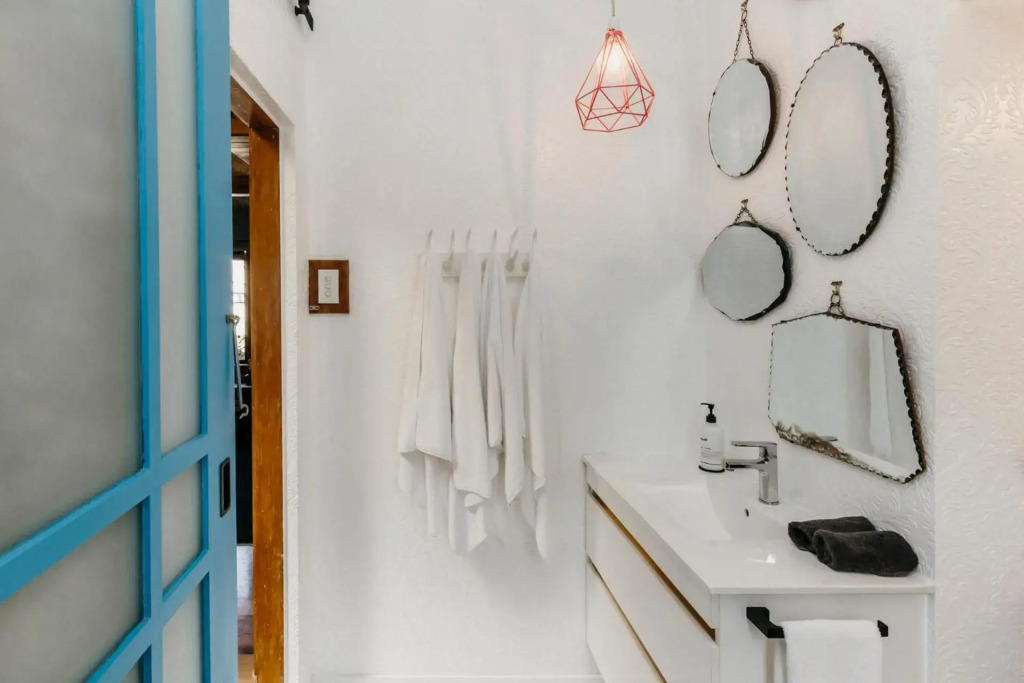Fun Times in Fitzroy - eclectic bungalow by beach